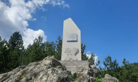 Село  издигна паметник на загинал летец - 1
