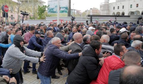 Сблъсъци пред парламента на Албания - 1