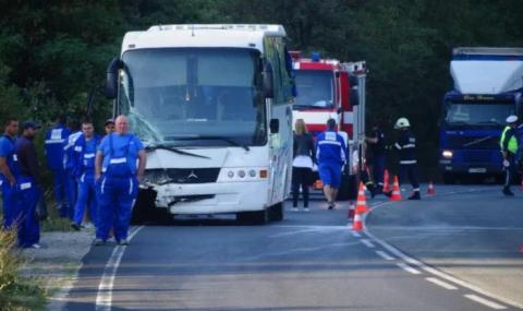 Турски тир отнесе автобус със сватбари край Раданово - 1