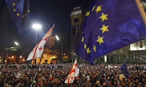 Тбилиси отказва да заспи! Протестиращи отново се събраха в грузинската столица след ожесточените сблъсъци с полицията снощи - 1