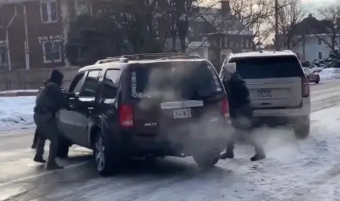 Служител на имиграционната служба застреля 37-годишна жена в колата й по време на акция в Минеаполис ВИДЕО - 1