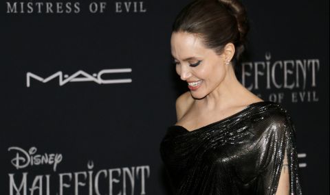 Анджелина Джоли се забавлява с... - 1