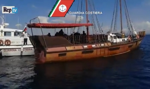 75 имигранти в яхта под български флаг край Италия - 1