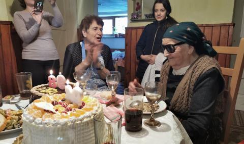 Баба Рада от Баня навърши 98 години - 1