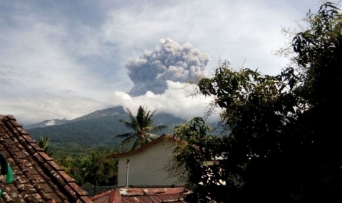 Над 200 души са в неизвестност, след изригването на вулкан - 1