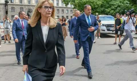 Калин Стоянов за вдигнатия юмрук пред Президентството: Аз така си поздравявам колегите от МВР - 1