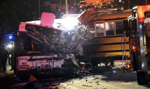 Автобуси станаха на хармоника след катастрофа - 1