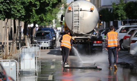 Мият извънредно улиците в София заради жегите - 1