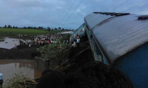 Два влака дерайлираха в Индия, десетки загинаха - 1