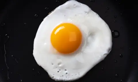 Домакиня сподели вкусен трик как да изпържим яйцата без олио - 1