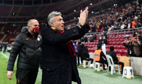 Треньор носи футболист на ръце след победата над Бешикташ - 1
