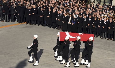 Погребаха с почести част от загиналите полицаи в Истанбул (снимки) - 1