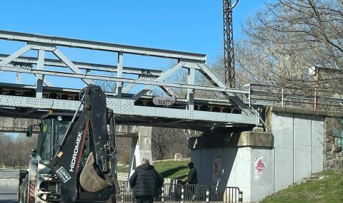 Багер се заклещи под мост в Пловдив, блокира движението - 1