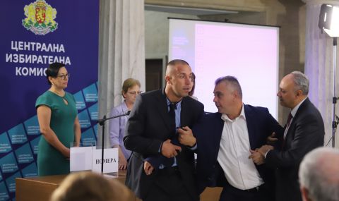 Екшън в ЦИК: ВМРО с акция по време на жребия за номерата на партиите, НСО се намеси (ВИДЕО) - 1