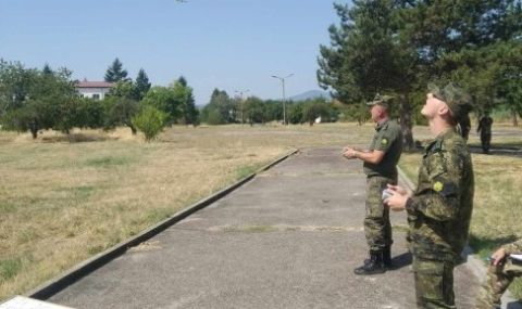 Българската армия започна обучението на оператори на дронове с военно предназначение - 1