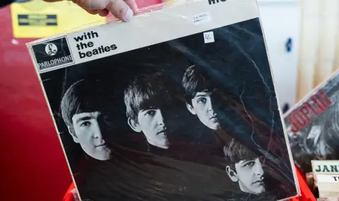 Пиано на Джон Ленън бе продадено за рекордните 3,2 млн. долара на търг в Ню Йорк (СНИМКИ) - 1