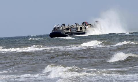 Американски десантен кораб потъна по време на учение - 1