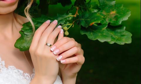 Жена стана за смях, след като снима годежния си пръстен - 1