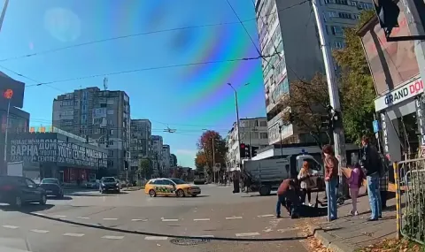 Плоскост от строеж падна върху жена и я прати на платното на булевард във Варна - 1