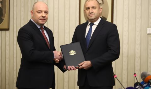 Президентът връчи първия мандат на ГЕРБ-СДС, прие го проф. Николай Габровски  - 1