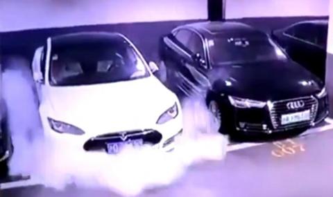 Tesla се взриви в подземен паркинг (ВИДЕО) - 1