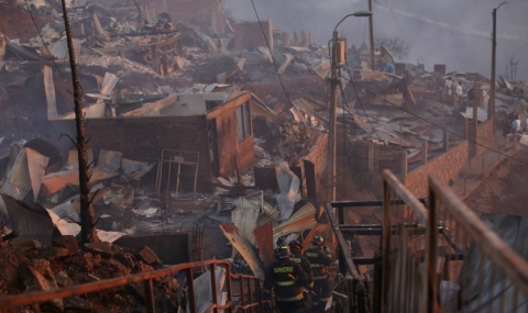 Огромен пожар изпепели десетки къщи в Чили - 1