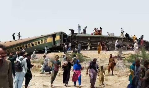 30 жертви след дерайлиране на влак в Пакистан ВИДЕО - 1