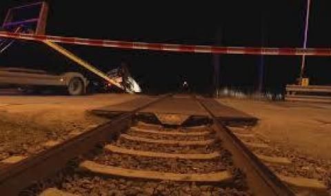 Влак удари кола на жп прелез край Зверино - 1