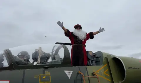 Дядо Коледа кацна с L-39 ZA на летище "Пловдив" СНИМКИ - 1