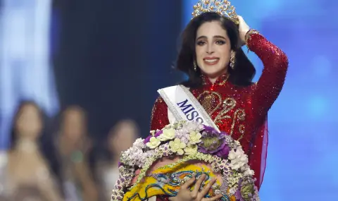 Мис Вселена 2025 се строполи по време на парад пред хиляди присъстващи (ВИДЕО) - 1