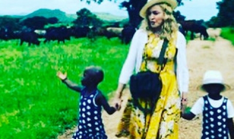 Мадона показа новите си деца - 1