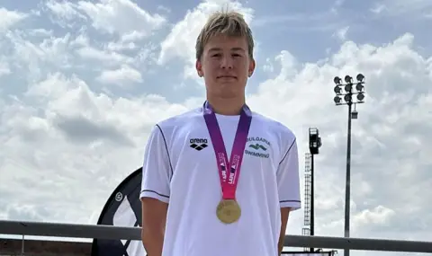 Дарен Кирилов постави нов национален рекорд на 200 м гръб в малък басейн - 1