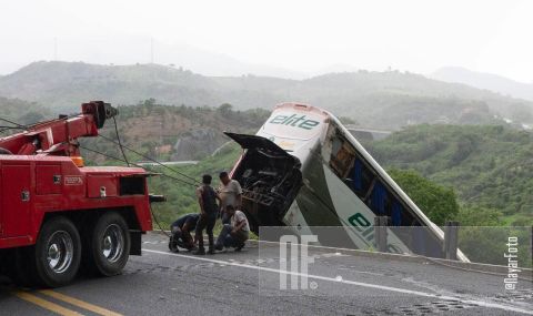 Автобус падна в пропаст Мексико, жертвите са поне 18 - 1