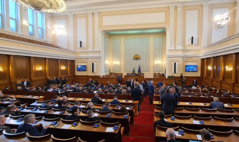Депутатите обсъждат махането на шефа на Сметната палата - 1