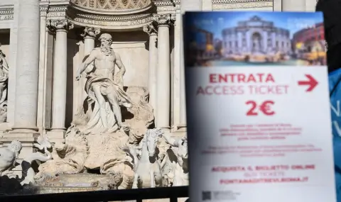 Туристите в Рим вече ще плащат такса от 2 евро, за да видят фонтана "Треви" отблизо (СНИМКИ) - 1