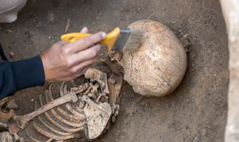 Край Киев откриха скелети от Средновековието с кофи на краката и пръстени около вратовете - 1