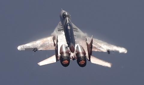 МиГ-31 се приземи с горящ двигател - 1
