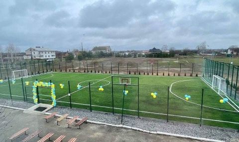Майката на загинал украински войник построи спортна площадка с парите за смъртта му - 1