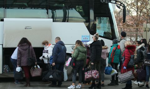 За 2500 евро: Млади хора с нелегални бусове возят гурбетчии и рискуват своя живот и този на пътниците - 1