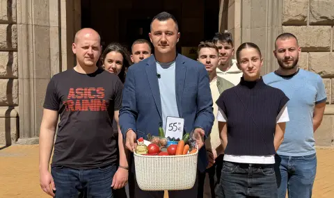 Габриел Вълков и младежи на БСП с акция „Кошница на реалността“ пред МС срещу високите цени на храните и горивата - 1