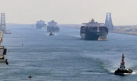 Почти наполовина е намалял търговският поток през Суецкия канал - 1