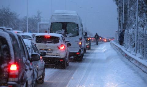 Снеговалеж блокира движението в Северна Гърция - 1