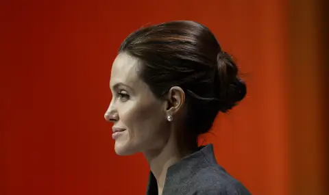 Нокс Джоли-Пит триумфира на турнир по муай-тай, Анджелина Джоли го аплодира от трибуните - 1