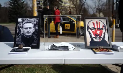 Протест пред руското посолство в София, но Митрофанова не спира да промотира символите на руската агресия - 1