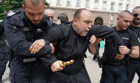 Черноризец с кръст и викове "Антихристи" и Мая Манолова с прах за пране протестираха пред президентството - 1