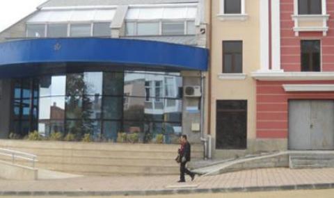 Мъж се нахвърли на общинар в Балчик с парче гранит - 1