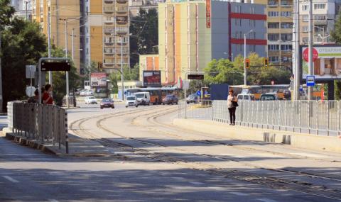 Затварят основни улици в "Подуяне", разтопи се битумът в асфалта - 1