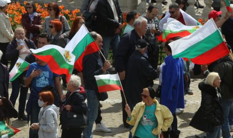 Два протеста пред парламента заради военната помощ за Украйна - 1