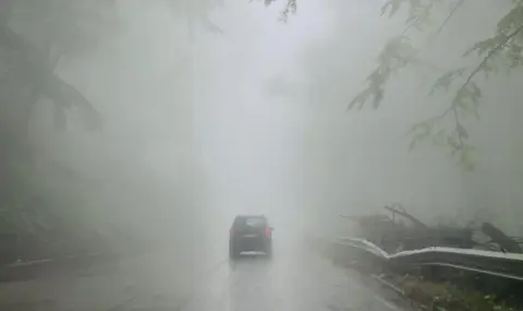 Fog hinders traffic on the Petrohan Pass  - 1