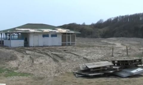 Багер унищожи дюни на плажа "Бутамята" - 1